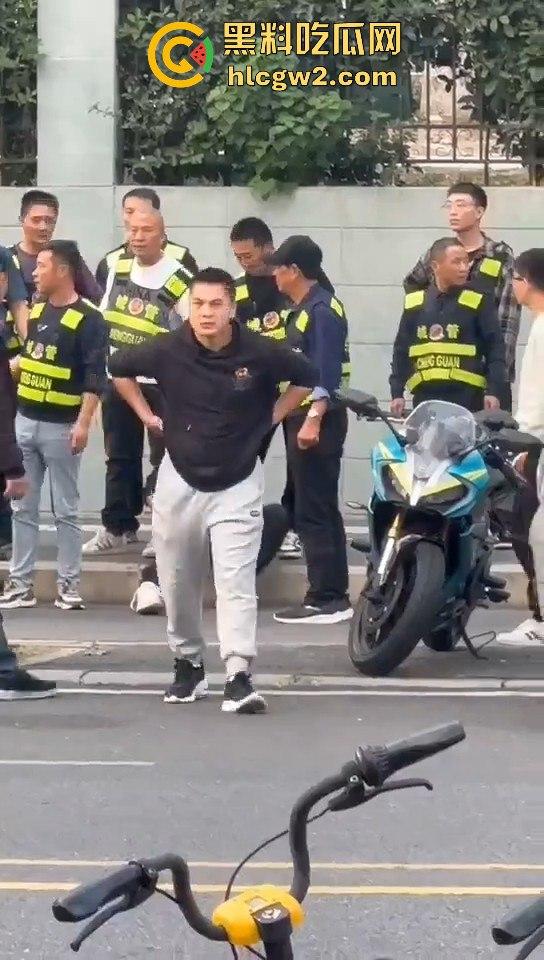 横惯了也有栽跟头的时候 合肥锦绣校区城管赶小贩 结果被小贩一刀放倒!-10