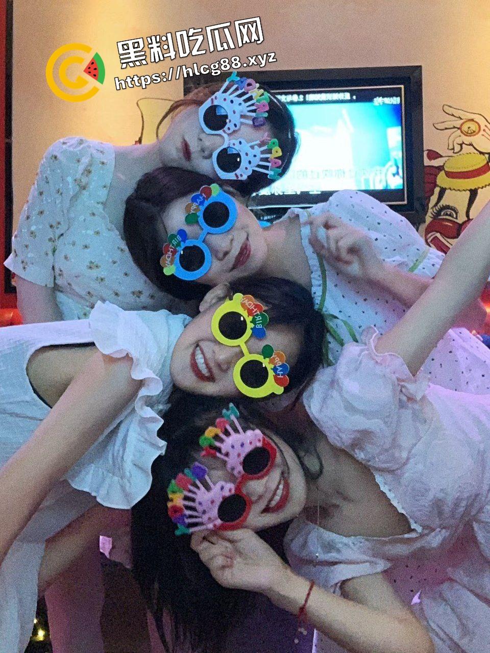 杭州顶级骚母狗淫妻贱逼女,喊上3位骚鸡闺蜜与老公5P做爱,1v4大战轮流上阵操逼!-3