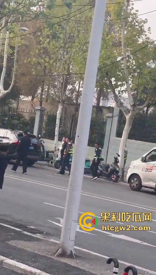 横惯了也有栽跟头的时候 合肥锦绣校区城管赶小贩 结果被小贩一刀放倒!-13