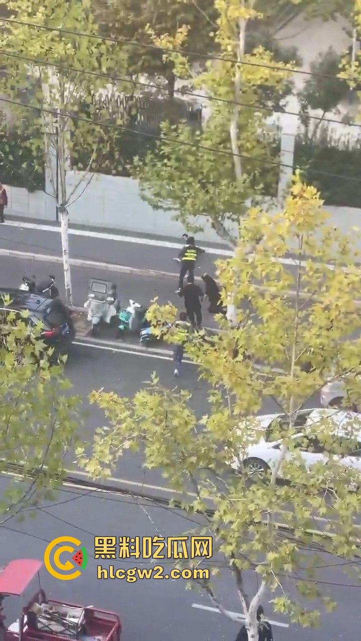横惯了也有栽跟头的时候 合肥锦绣校区城管赶小贩 结果被小贩一刀放倒!-14