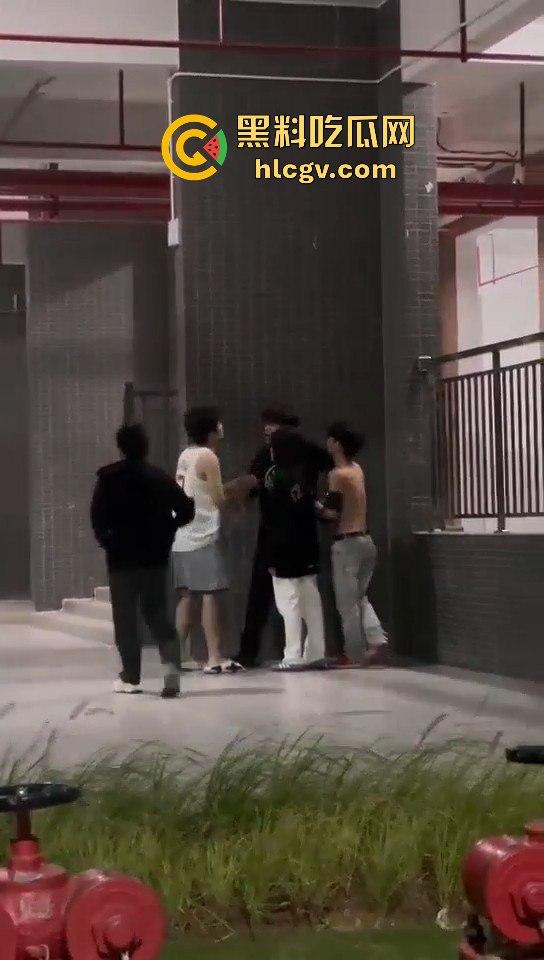 小仙女脚踏两条船惹怒男主,带小三校园漫步被逮个正着!原配男主怒揍一顿,小三还被安慰,真是个母0无疑!-7