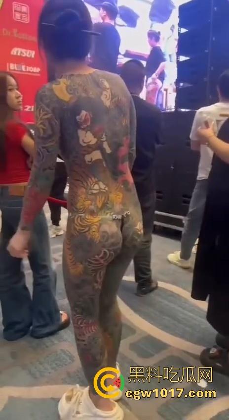 好女孩全覆盖 ?全身纹满阴唇边也是,人体活招牌,看着就有感觉的符文战士,她真的想给我们看全部!-7