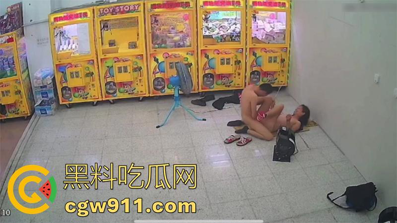 白天叫你哥晚上操你老婆!台湾抓娃娃机店,大屌服务员偷情老板娘,被店里监控拍下全过程!-5