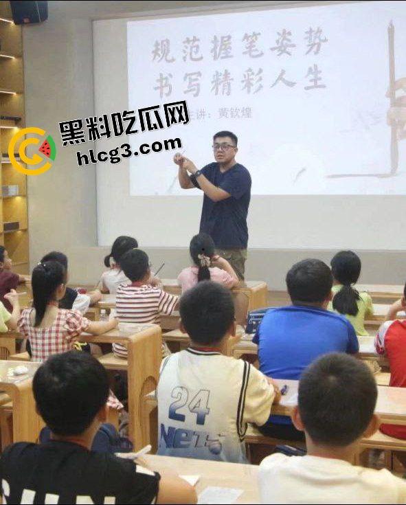 活久见!重庆书法老师『黄钦煌』爱上年轻大奶幼师 回家闹离婚 跳楼威胁妻子未果 坠楼死亡!-3