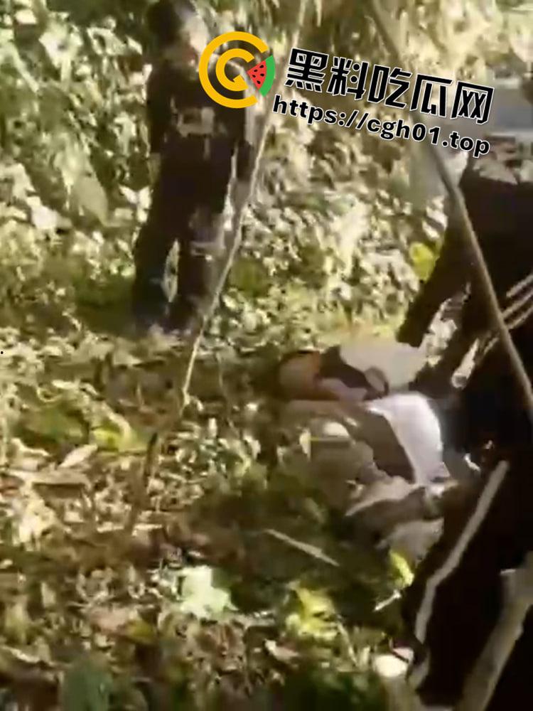 红领巾脖上戴 一言不合就是干 小学生霸凌同班同学 这比大人都狠啊！！-1