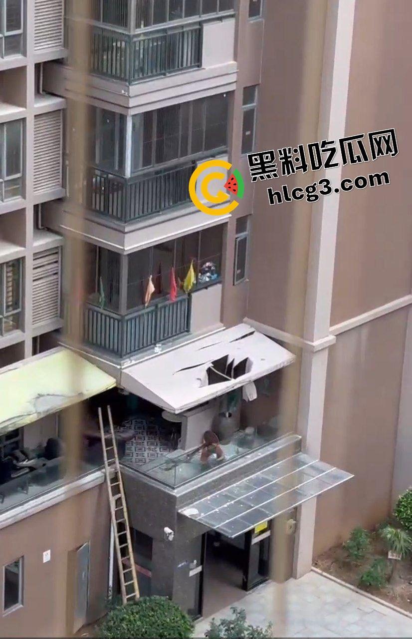 活久见!重庆书法老师『黄钦煌』爱上年轻大奶幼师 回家闹离婚 跳楼威胁妻子未果 坠楼死亡!-8