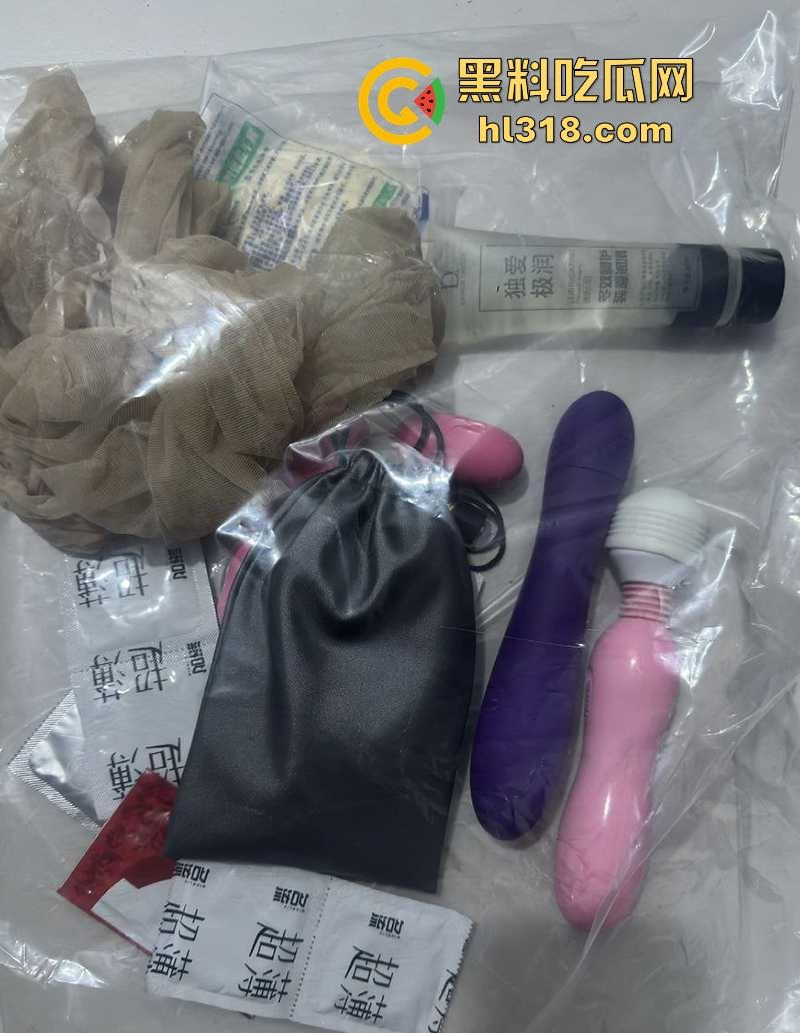 湘潭大学大三学妹【袁小敏】不雅视频被男友曝出,清纯少女被调教成风骚母狗,自慰勾搭极其反差!-1