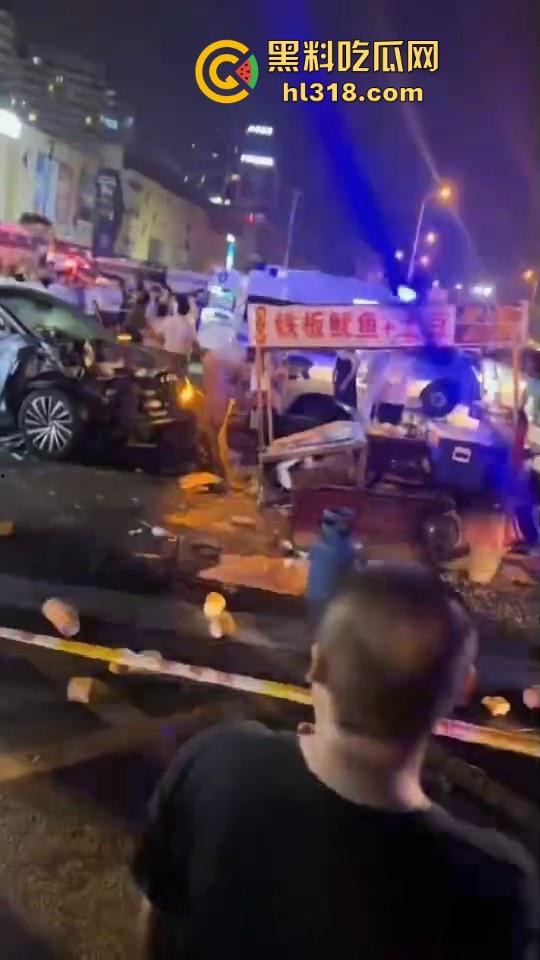 成都双流交叉路口爆发严重交通事故，小轿车猛冲摆摊夜市人群，1死4伤，严重怀疑是报复社会的！-4