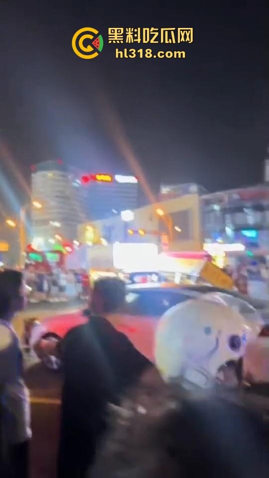 成都双流交叉路口爆发严重交通事故，小轿车猛冲摆摊夜市人群，1死4伤，严重怀疑是报复社会的！-6