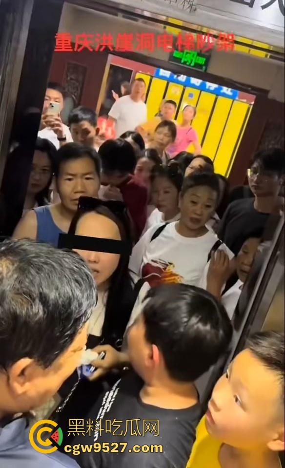 重庆洪崖洞电梯吵架,小孩大战中年老登,老登倚老卖老插队,小孩看不惯直接对骂,该有人出手治一下这些老东西了!-1