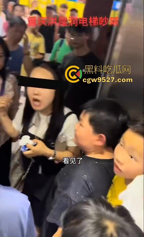 重庆洪崖洞电梯吵架,小孩大战中年老登,老登倚老卖老插队,小孩看不惯直接对骂,该有人出手治一下这些老东西了!-3