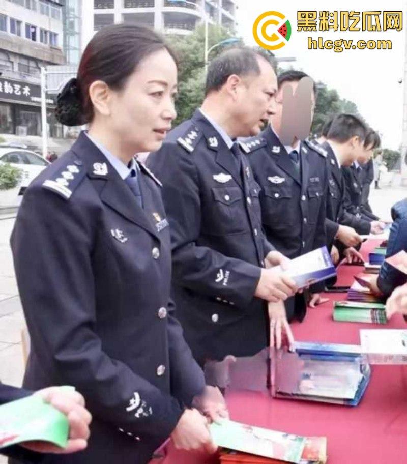 湖北省宜昌市公安局女局长【郑兴华】上厕所被前夫大胆偷拍 美臀鲍鱼清晰露出!-2