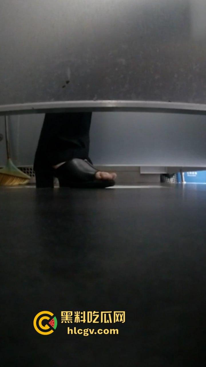 湖北省宜昌市公安局女局长【郑兴华】上厕所被前夫大胆偷拍 美臀鲍鱼清晰露出!-9