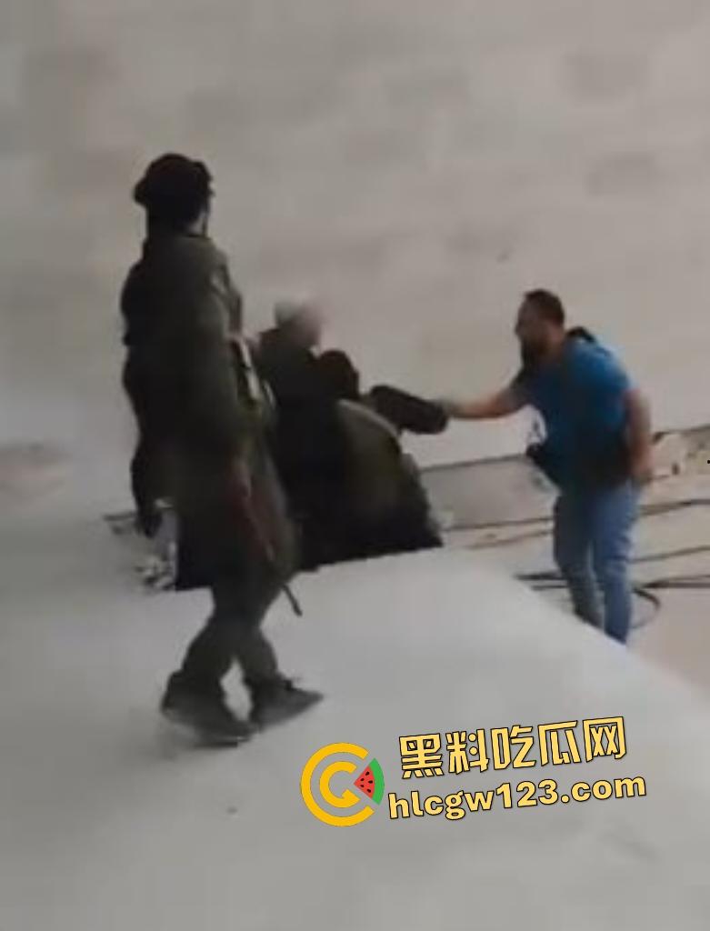 加沙暴徒踩以色列人质如蹦床!分尸虐杀血腥,扬言以色列人是孬种!-8