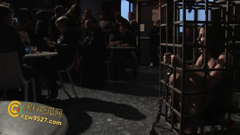 美国经典猎奇《性爱酒吧》,艳星BobbiStarr沦为囚禁母狗,被酒吧任人玩弄,享受明星的性感酮体 !-2