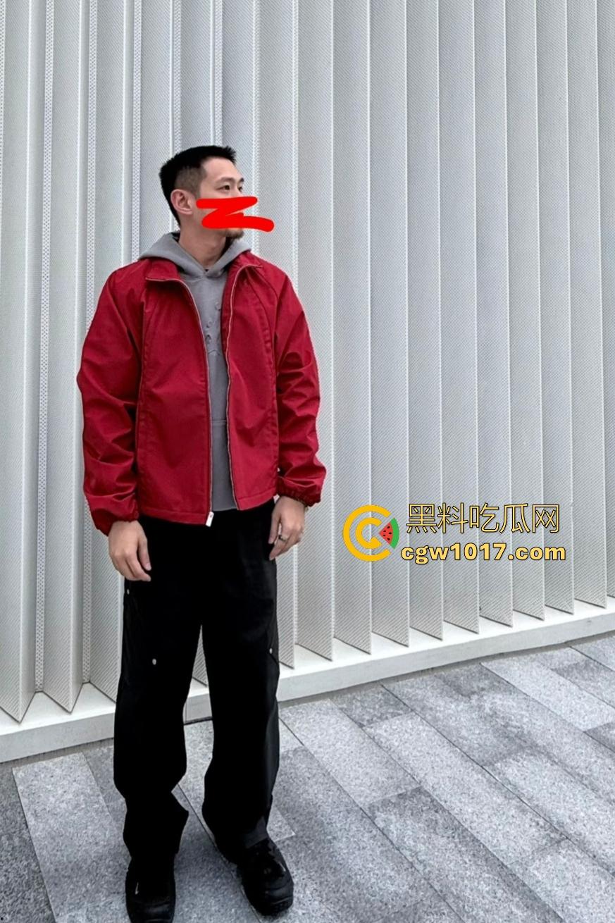 广东珠海黑衣疯狗握刀从保安亭砍翻VIVO店，红衣哥豹子般杀出过肩摔砸地骨裂砍刀飞十米，民警蜂拥铐走！-5