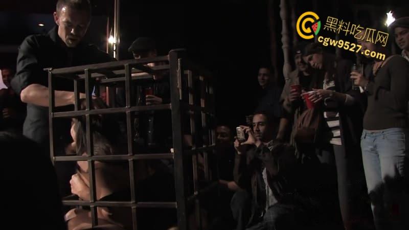 美国经典猎奇《性爱酒吧》,艳星BobbiStarr沦为囚禁母狗,被酒吧任人玩弄,享受明星的性感酮体 !-5