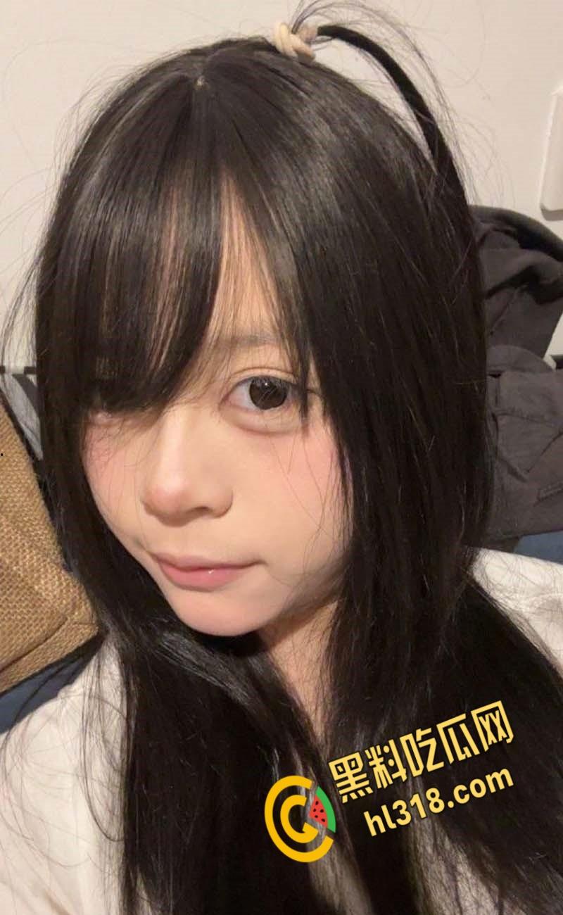 舞蹈学院学生妹【李诗腾】,网恋自拍裸体给男友看,渣男看完后直接发网上曝光,美乳翘臀真的诱人-1