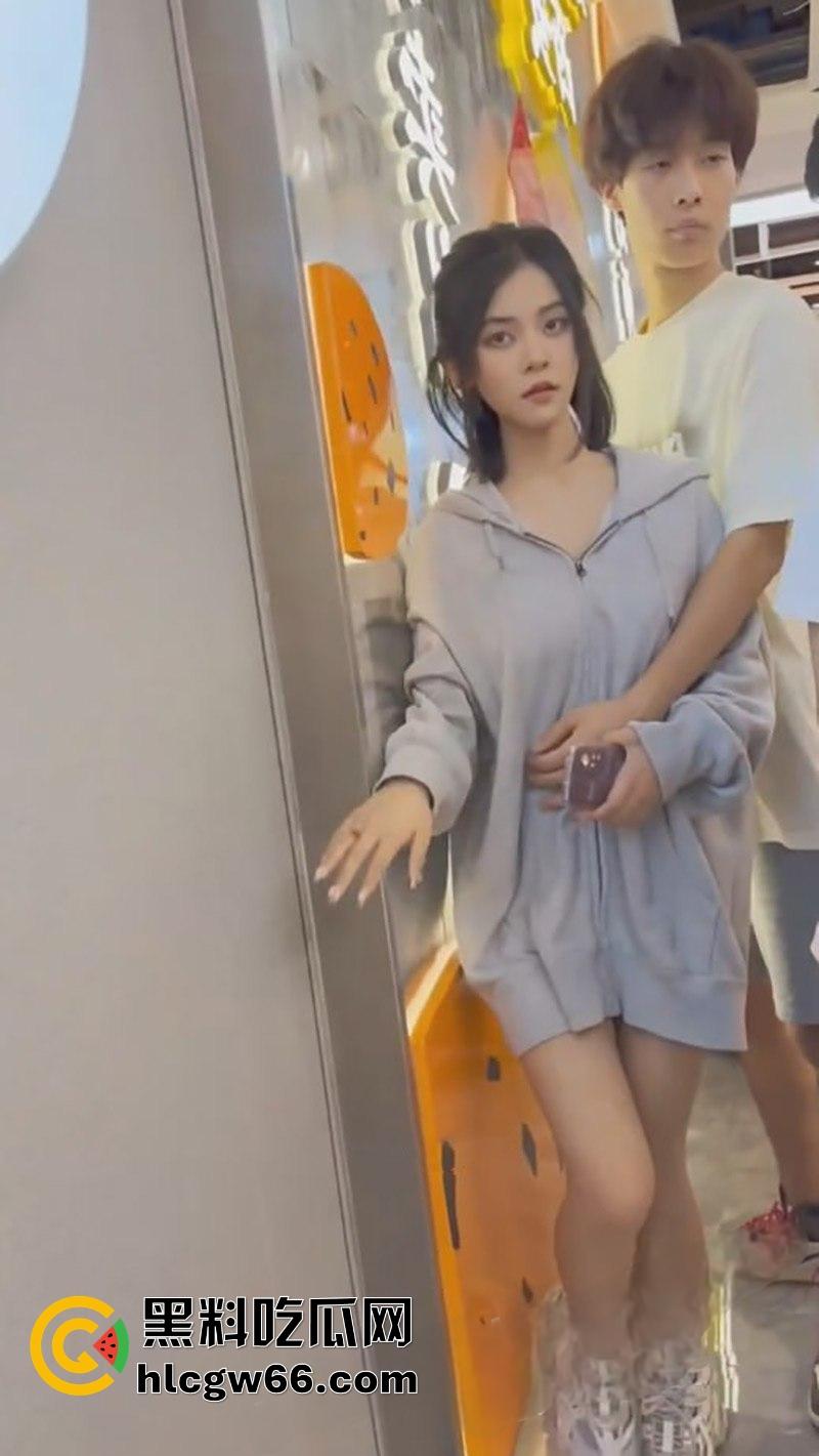 KFC抄底王炸 酷似王菲的学生妹角落激情舌吻 短裙扭得骚气 偷拍大神狂拍底裤逼毛都快溢出来了！-5