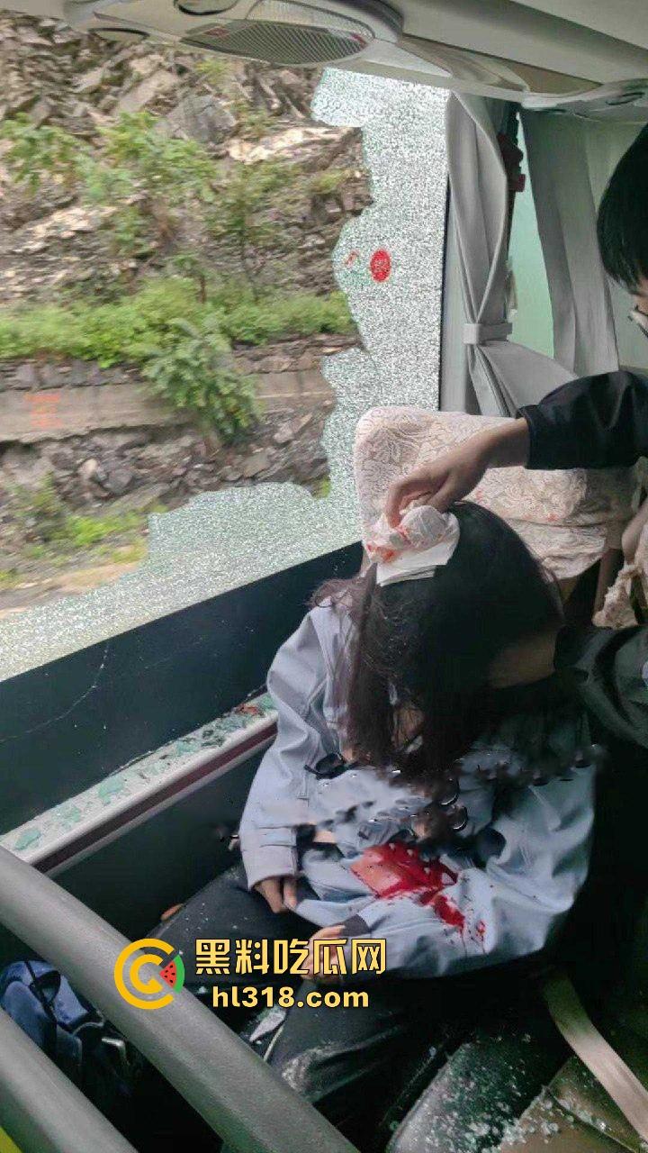 天降横祸!明天跟意外都不知道哪个先来,在车里坐的好好的突然大石砸下来,当场死亡,太惨了!-2