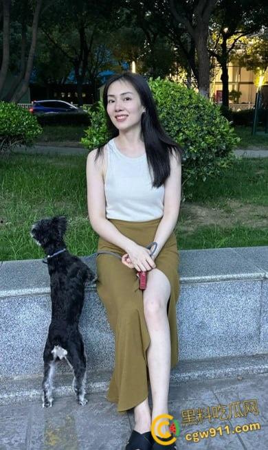 帮小姨取快递,反差姨子情趣红丝肚兜勾引,趁姐夫上班乱伦偷情,丝袜蹭屌足交,无套内射淫叫不止!-1