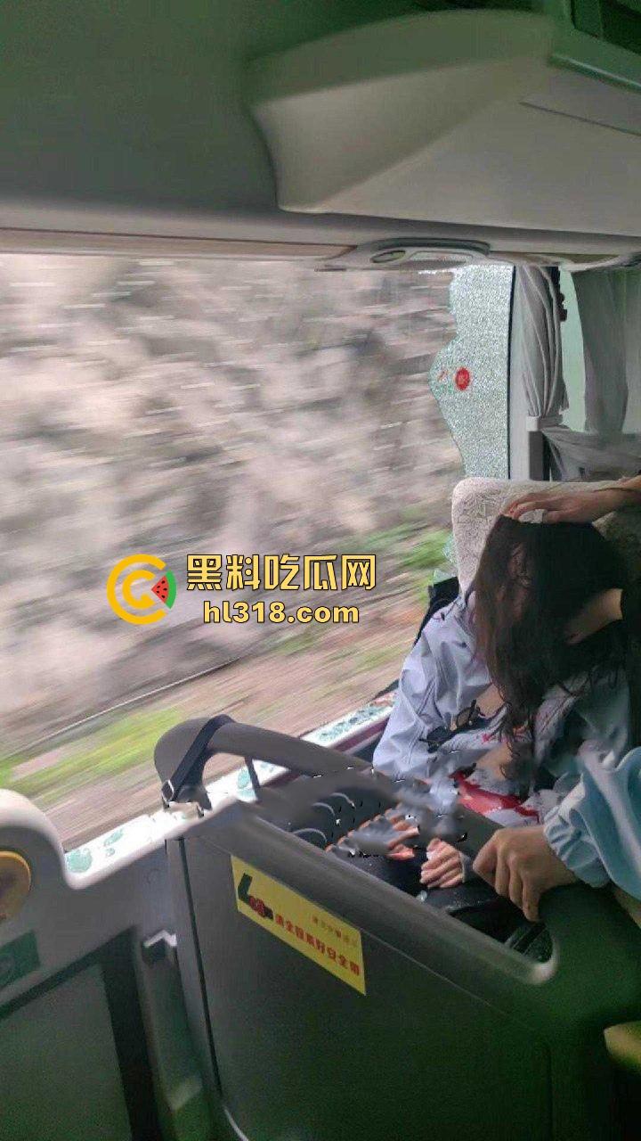 天降横祸!明天跟意外都不知道哪个先来,在车里坐的好好的突然大石砸下来,当场死亡,太惨了!-3