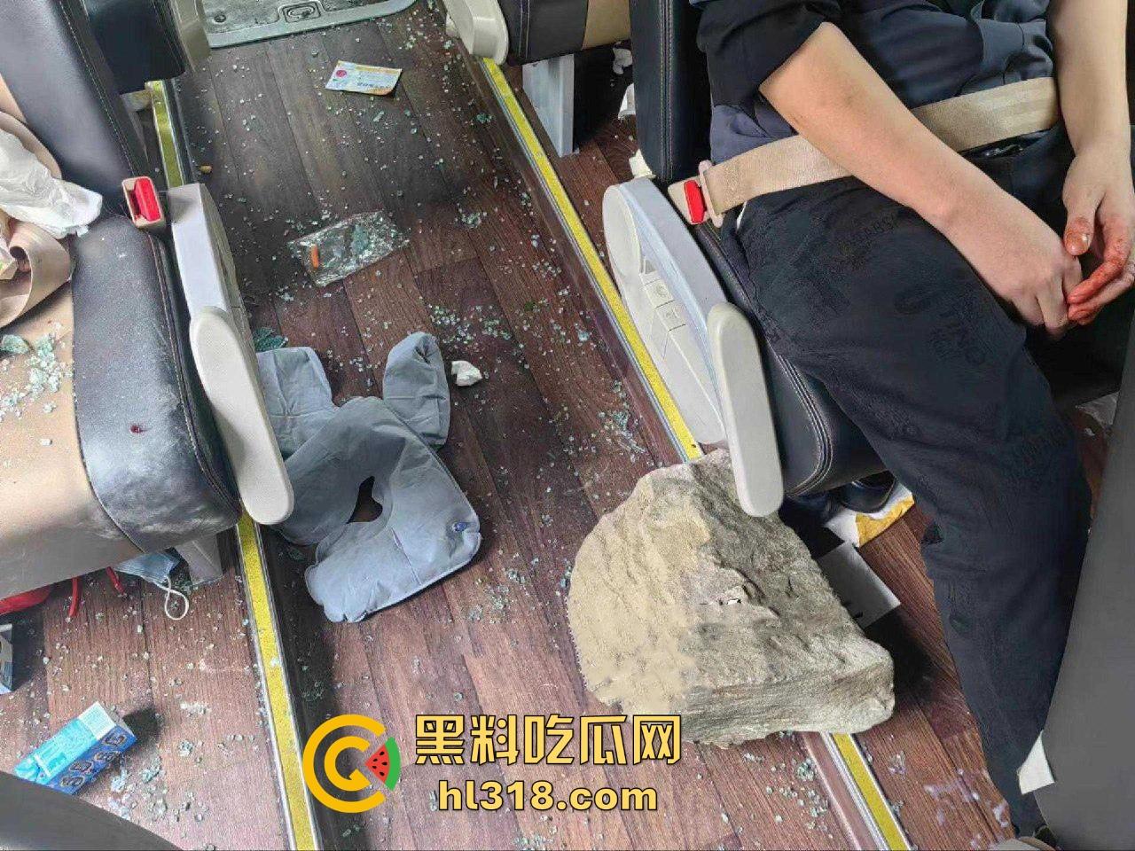 天降横祸!明天跟意外都不知道哪个先来,在车里坐的好好的突然大石砸下来,当场死亡,太惨了!-5