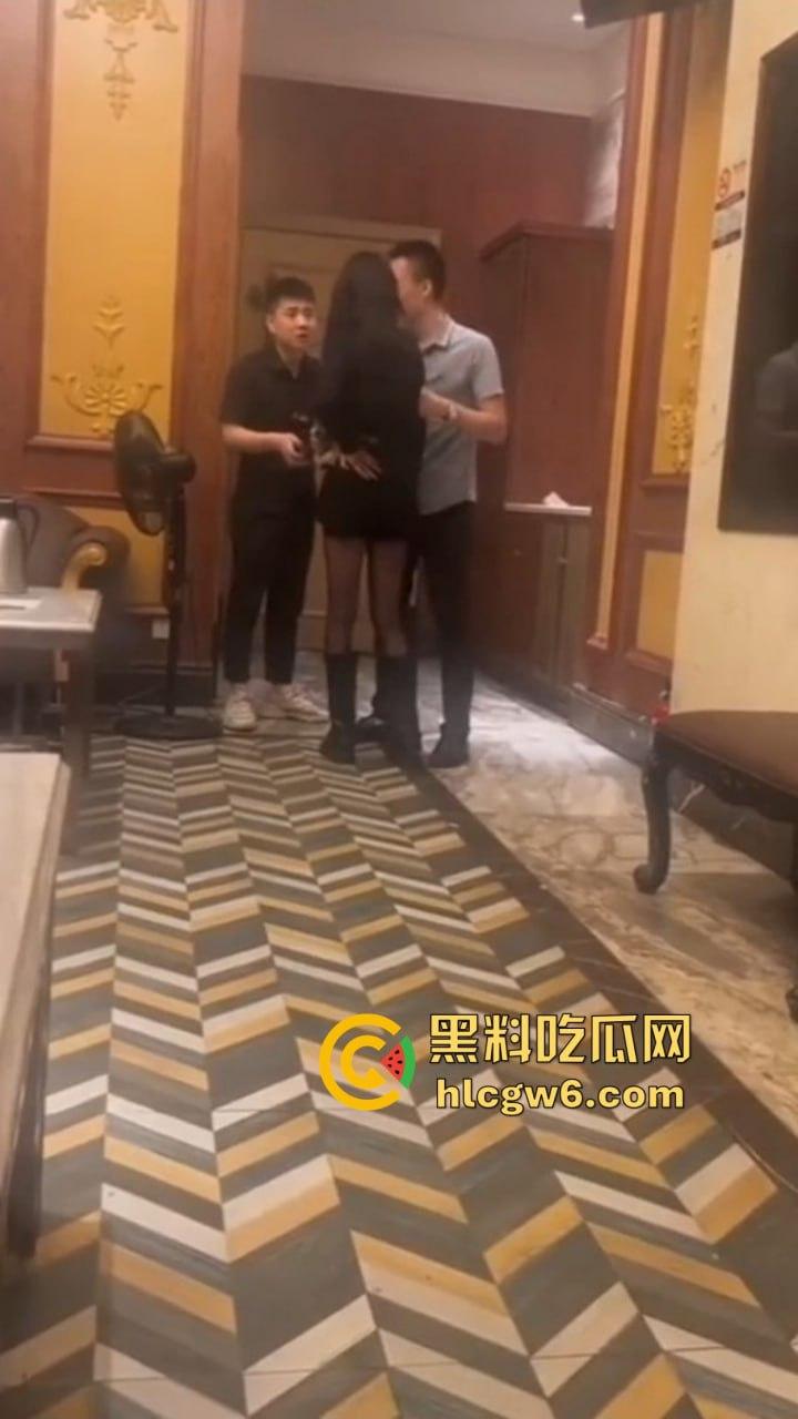 南京KTV小妹到处串台,被大哥抓个正着,不给钱还想白嫖,酒白喝了,小妹差点当场哭晕!-8