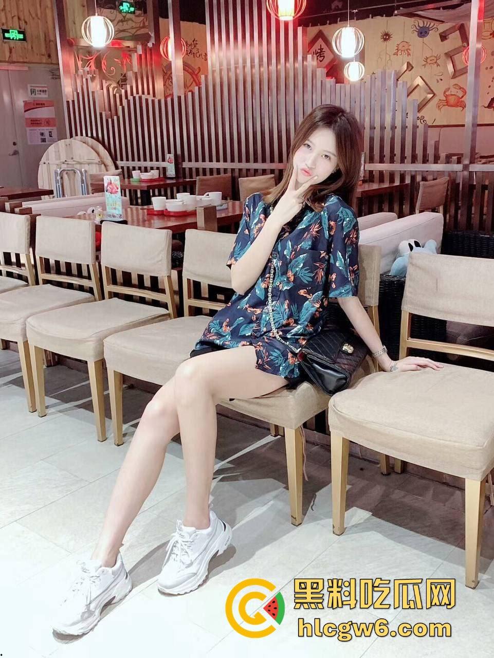 瓜友约炮楼下旋转小火锅骚收银妹被操成母狗,眼镜一摘就变骚浪货,骑在大鸡巴上浪叫不止,骚到断腿!-5