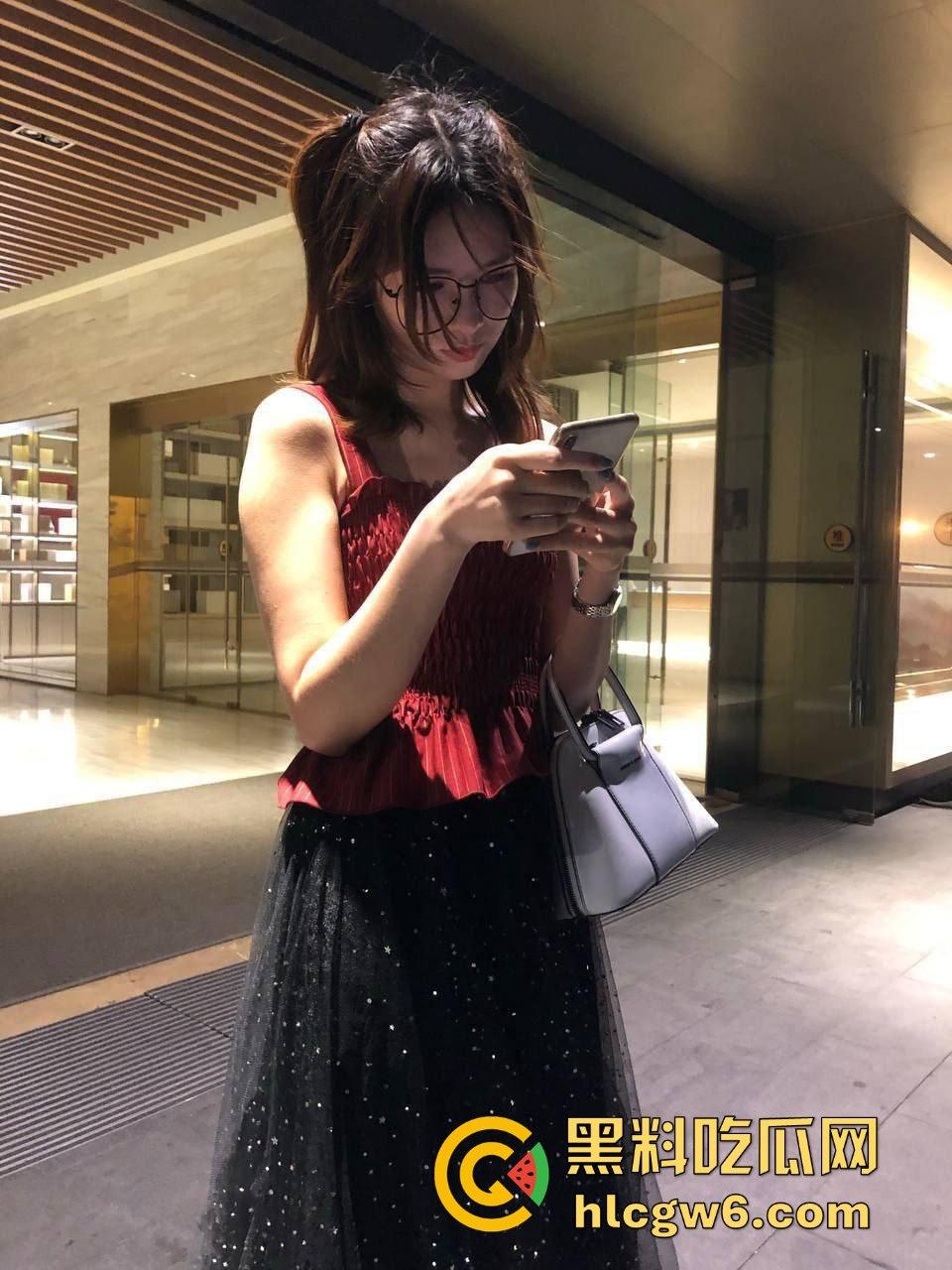 瓜友约炮楼下旋转小火锅骚收银妹被操成母狗,眼镜一摘就变骚浪货,骑在大鸡巴上浪叫不止,骚到断腿!-10