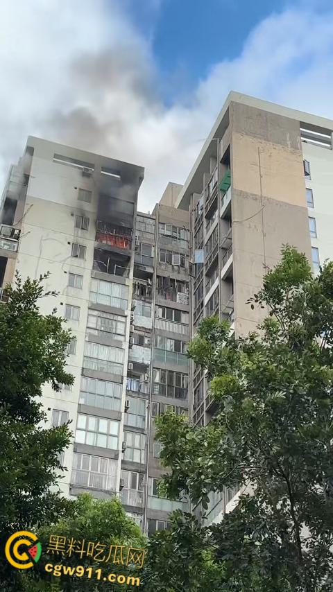 深圳观湖招商观园高楼着火,火势从十六楼窗户喷涌,消防员救出被困小伙,整栋楼被烧的面目全非!-3