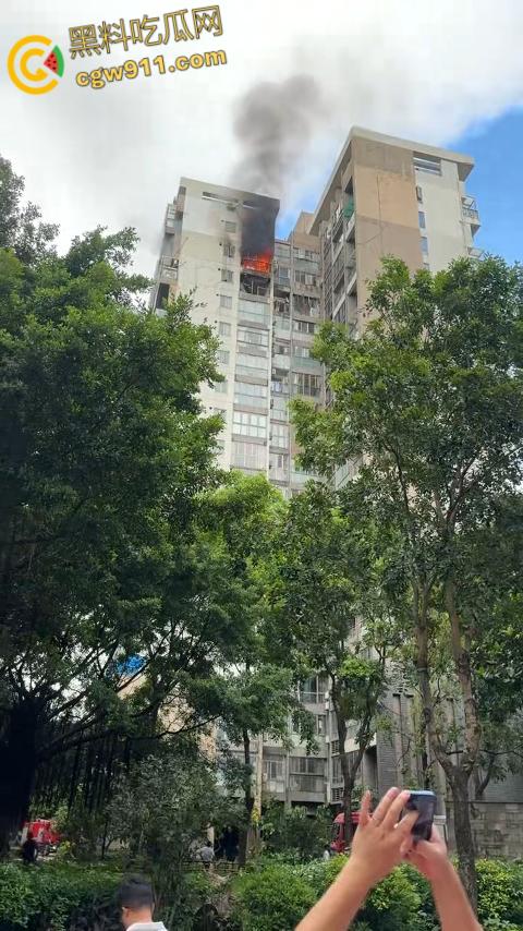深圳观湖招商观园高楼着火,火势从十六楼窗户喷涌,消防员救出被困小伙,整栋楼被烧的面目全非!-4