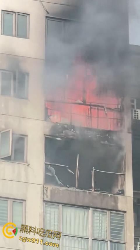 深圳观湖招商观园高楼着火,火势从十六楼窗户喷涌,消防员救出被困小伙,整栋楼被烧的面目全非!-5