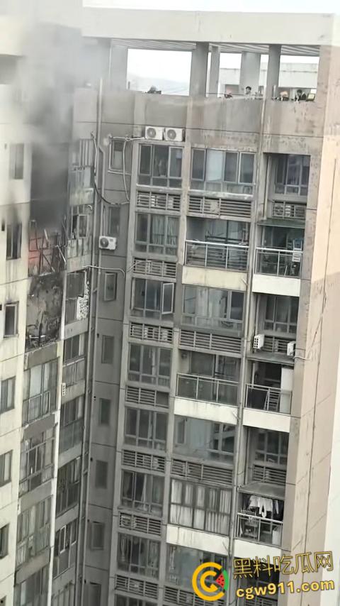 深圳观湖招商观园高楼着火,火势从十六楼窗户喷涌,消防员救出被困小伙,整栋楼被烧的面目全非!-7