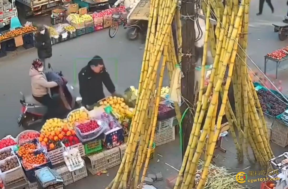 辽宁丹东城管暴力执法,多次提醒水果摊占用道路,直接掀翻小贩苦苦求饶,摊位瞬间空荡,这活该占道太解气了啊!-1