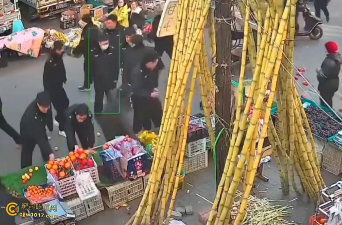 辽宁丹东城管暴力执法,多次提醒水果摊占用道路,直接掀翻小贩苦苦求饶,摊位瞬间空荡,这活该占道太解气了啊!-6
