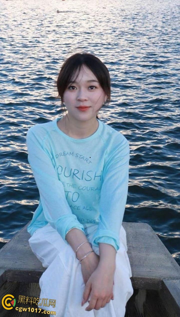 浙江师大甜妹【张宇轩】羞涩吃鸡画面曝光,顶级眼镜反差婊口爆颜射,满嘴灌满浓精骚态尽显!-1