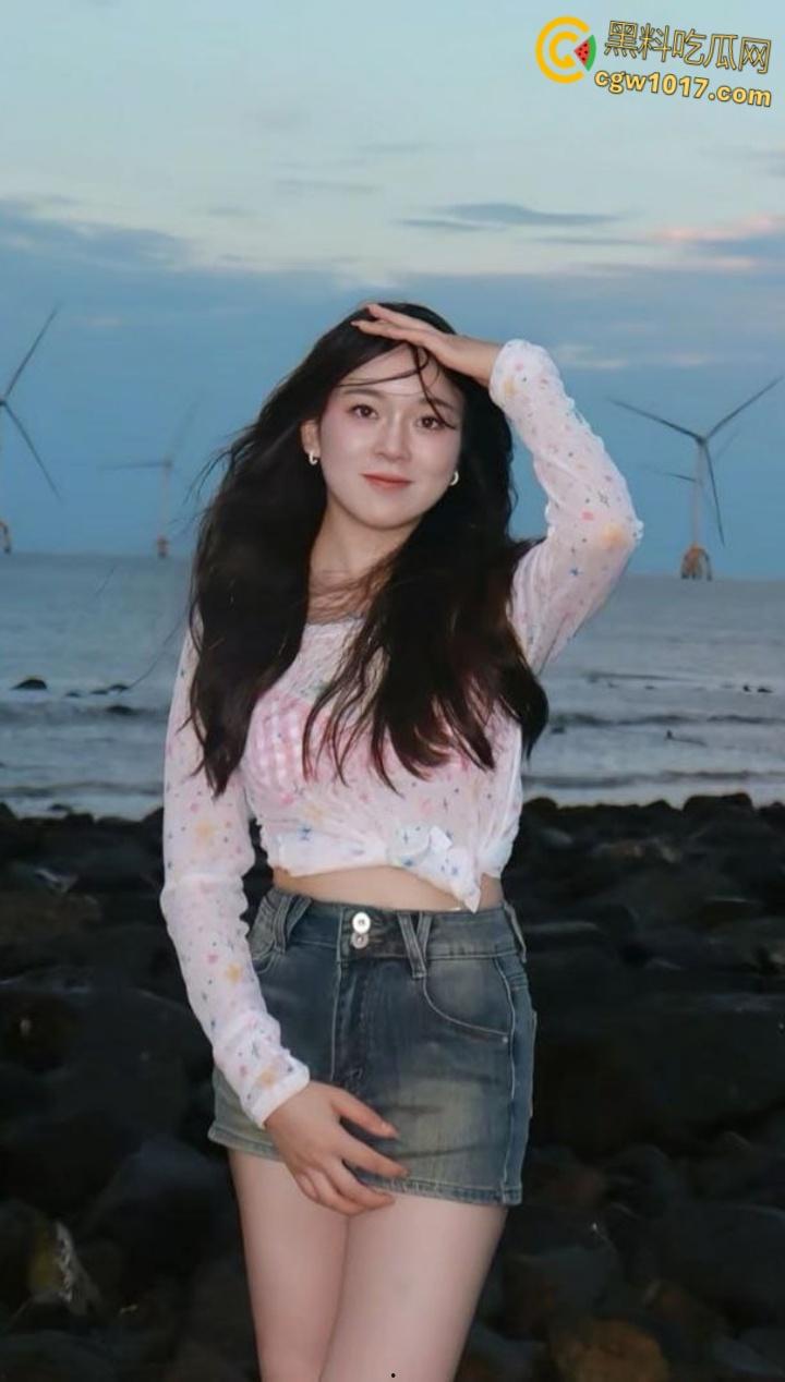 浙江师大甜妹【张宇轩】羞涩吃鸡画面曝光,顶级眼镜反差婊口爆颜射,满嘴灌满浓精骚态尽显!-2