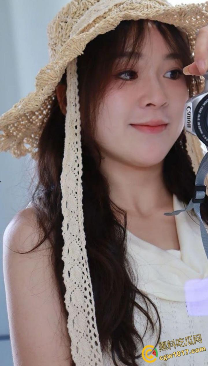 浙江师大甜妹【张宇轩】羞涩吃鸡画面曝光,顶级眼镜反差婊口爆颜射,满嘴灌满浓精骚态尽显!-3