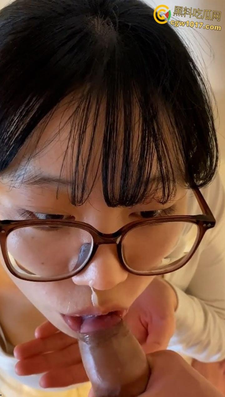 浙江师大甜妹【张宇轩】羞涩吃鸡画面曝光,顶级眼镜反差婊口爆颜射,满嘴灌满浓精骚态尽显!-6