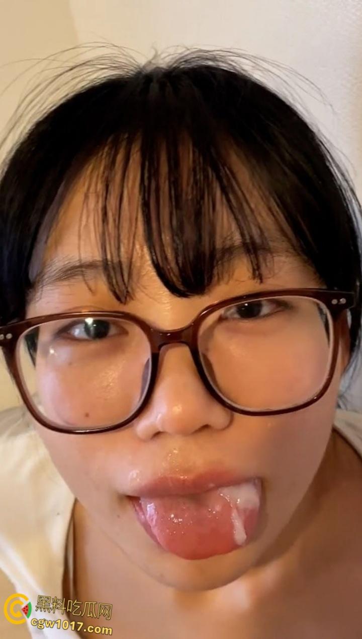 浙江师大甜妹【张宇轩】羞涩吃鸡画面曝光,顶级眼镜反差婊口爆颜射,满嘴灌满浓精骚态尽显!-7
