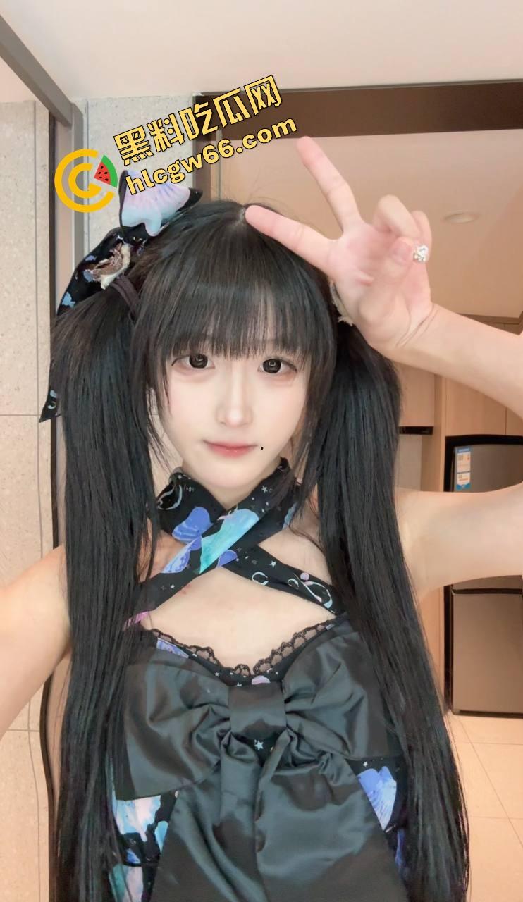 抖音网红『两个达不刘』人兽直播炸裂，妹子陪大哥聊骚，拉布拉多扑上来操她怼得生无可恋！-5