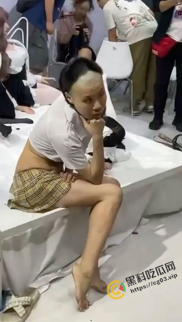 广州网丑【安琪儿】也来广州成人展凑热闹 人设依旧 哗众取丑-7