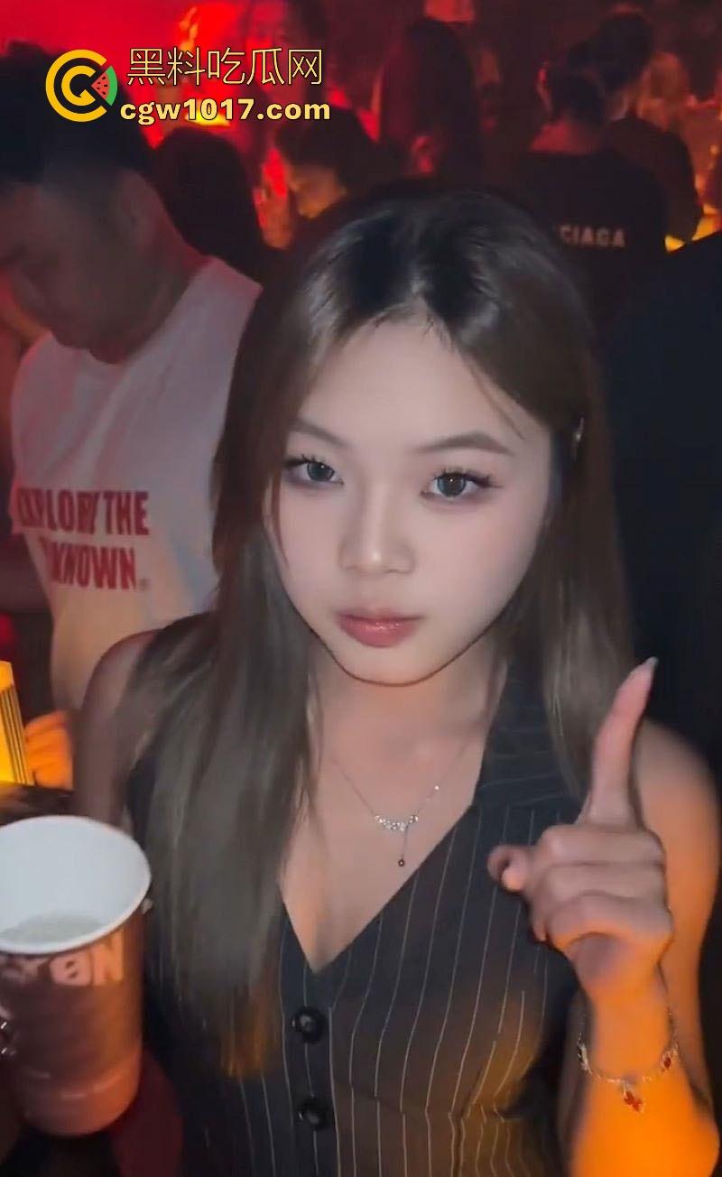 上海高颜值捞女【刘盈盈】这朵比基尼毒玫瑰,专去酒吧傍大款,坑骗男人酒水喝,灌醉你榨干钱包再榨干鸡巴!-3