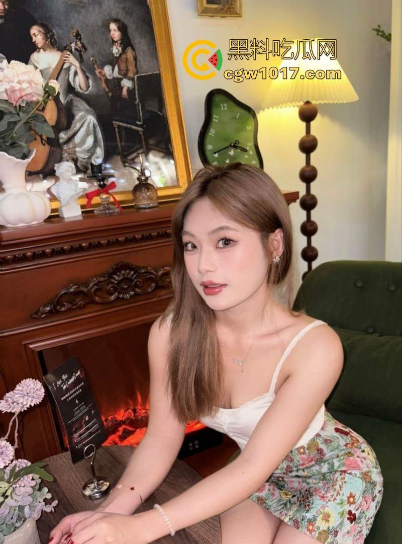 上海高颜值捞女【刘盈盈】这朵比基尼毒玫瑰,专去酒吧傍大款,坑骗男人酒水喝,灌醉你榨干钱包再榨干鸡巴!-5