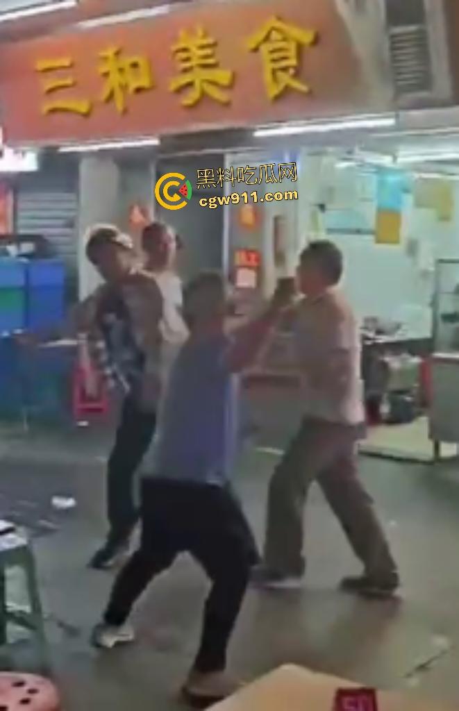 珠海街头美食引发血战KO,头盔哥板凳爆头砸倒对手瞬间昏迷,劝架老大哥摔地膝盖出血!-1