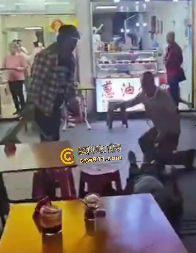 珠海街头美食引发血战KO,头盔哥板凳爆头砸倒对手瞬间昏迷,劝架老大哥摔地膝盖出血!-3