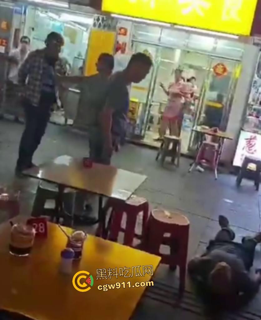 珠海街头美食引发血战KO,头盔哥板凳爆头砸倒对手瞬间昏迷,劝架老大哥摔地膝盖出血!-4