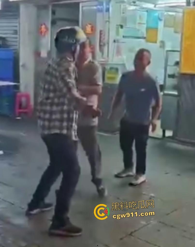 珠海街头美食引发血战KO,头盔哥板凳爆头砸倒对手瞬间昏迷,劝架老大哥摔地膝盖出血!-8