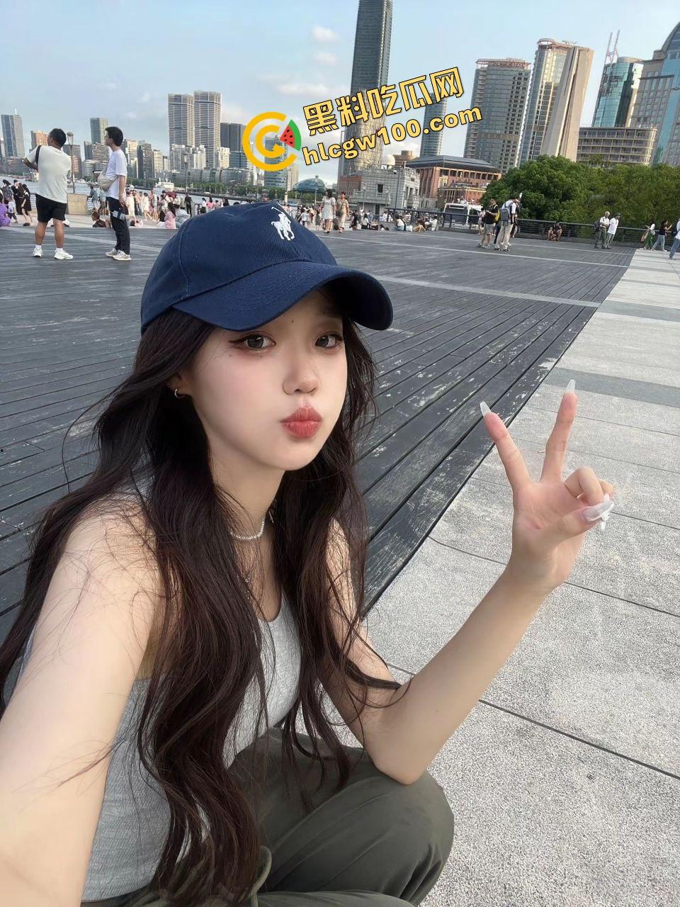 长沙岳麓区骚母狗淫荡人妻【张佩宁】绿帽奴贡献淫妻给处男,前后夹击塞满骚穴,淫乱3P独家流出!-1